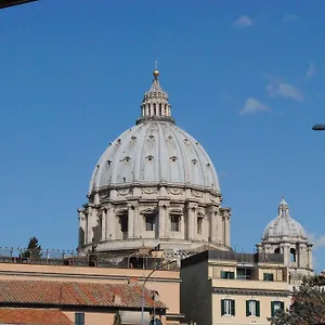 Di Fronte Alla Cupola Róma